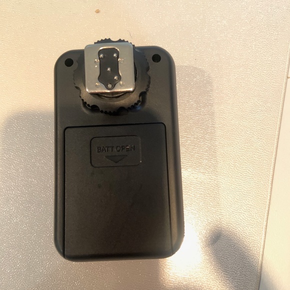 YONGUNO SPEEDLIGHT AND WIRELESS FLASH CONTROLLER- FOR NIKON CAMERAS - Picture 12 of 16